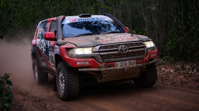 Toyota Land Cruiser 200 Disiksa di Ajang Rally AXCR 2023