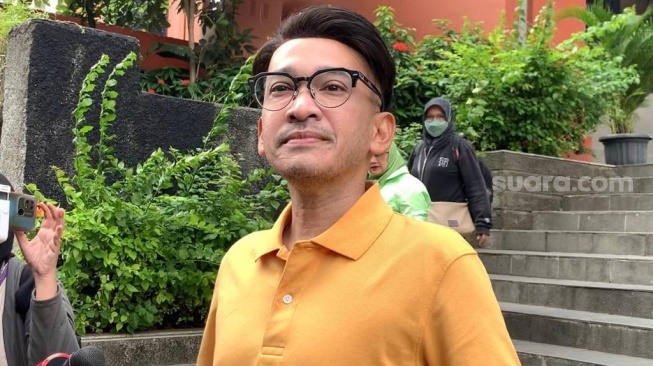 Ruben Onsu ditemui di kawasan Jalan Kapten P Tendean, Jakarta Selatan, Selasa (15/8/2023). [Adiyoga Priyambodo/Suara.com]