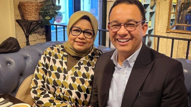 Anies Bareng Istri Pose Pakai Outfit Couple, Motif Tulisan AMIN Jadi Sorotan