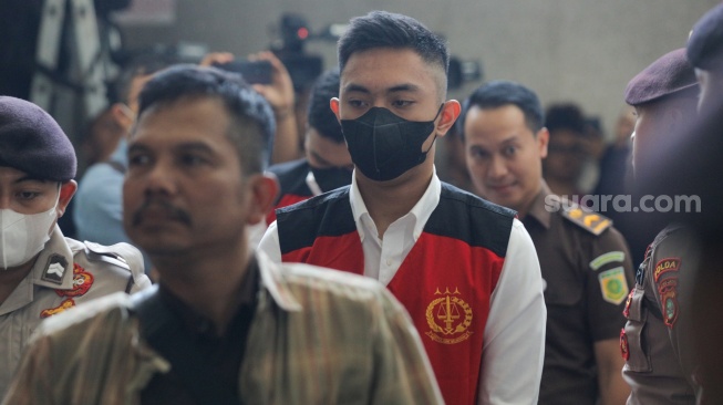 Terdakwa kasus penganiayaan David Ozora, Mario Dandy saat tiba untuk menjalani sidang tuntutan di Pengadilan Negeri Jakarta Selatan, Jakarta, Selasa (15/08/2023). [Suara.com/Alfian Winanto]