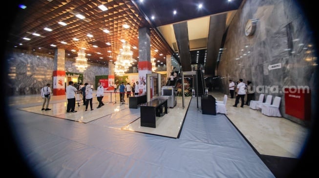 Suasana persiapan Sidang Tahunan MPR RI di Gedung Nusantara, Kompleks Parlemen, Senayan, Jakarta, Selasa (15/8/2023). [Suara.com/Alfian Winanto]