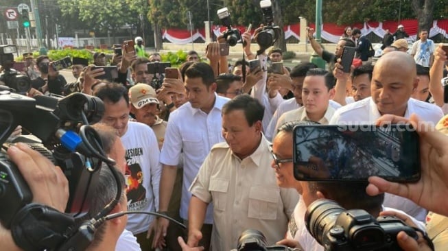 Naik Alphard, Prabowo Datangi Peresmian Rumah Relawan di Menteng