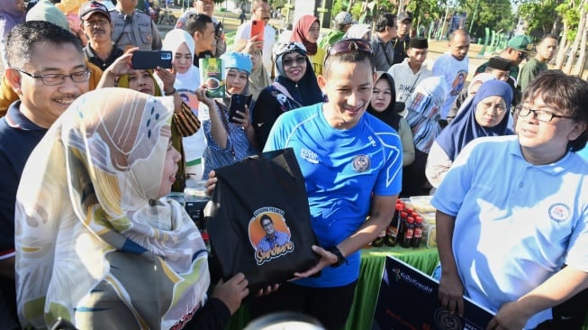 Sandiaga Uno Berikan Bantuan UMKM dan Sembako Murah Bagi Ratusan Warga Probolinggo