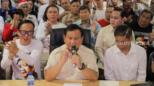 Ketua Umum Partai Gerindra Prabowo Subianto (tengah) saat menghadiri acara peresmian rumah pemenangan relawan di Menteng, Jakarta, Selasa (15/8/2023). [Suara.com/Alfian Winanto]