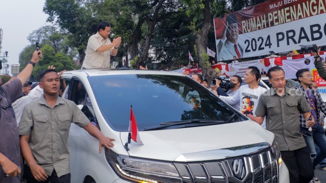 Ketua Umum Partai Gerindra Prabowo Subianto (tengah) menyapa para relawan usai menghadiri acara peresmian rumah pemenangan relawan di Menteng, Jakarta, Selasa (15/8/2023). [Suara.com/Alfian Winanto]