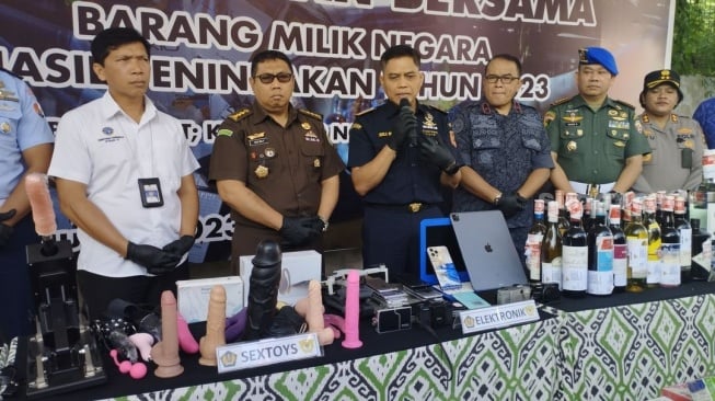 Jutaan Batang Rokok Hingga Sex Toys Dibakar di Kantor Bea Cuka Bali Nusra