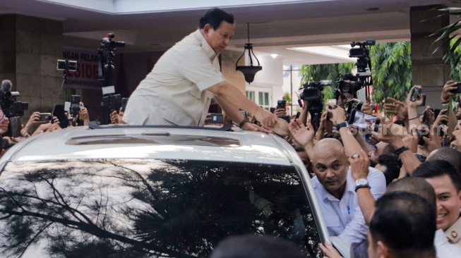 Ketua Umum Partai Gerindra Prabowo Subianto (tengah) menyapa para relawan usai menghadiri acara peresmian rumah pemenangan relawan di Menteng, Jakarta, Selasa (15/8/2023). [Suara.com/Alfian Winanto]