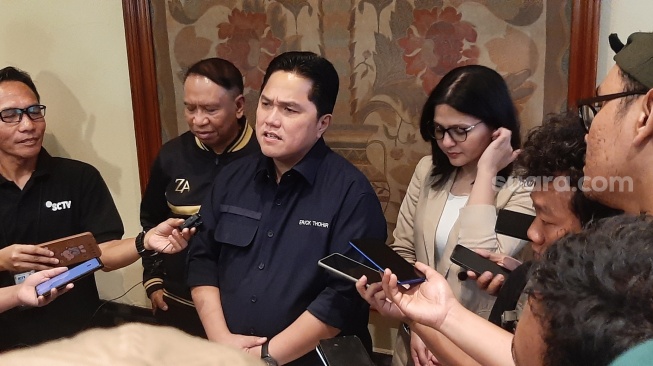 Ketua Umum PSSI Erick Thohir saat ditemui wartawan di Hotel Sultan, Senayan, Jakarta, Selasa (15/8/2023) sore. (Suara.com/Adie Prasetyo Nugraha).