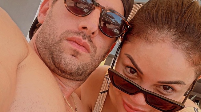 Nikita Mirzani dengan bule tampan di Ibiza. [Instagram]