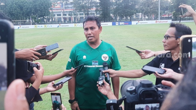Pelatih Timnas Indonesia U-17 Bima Sakti saat ditemui di Lapangan A, Senayan, Jakarta, Selasa (15/8/2023). (Suara.com/Adie Prasetyo Nugraha).