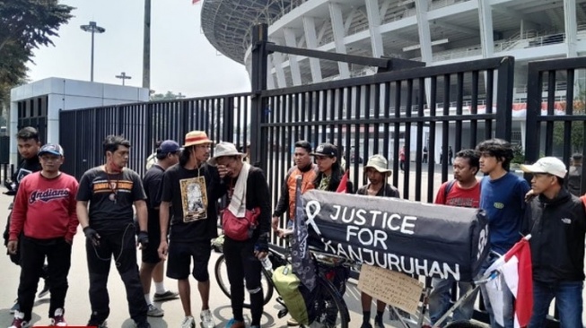 Tak Bisa Masuk Stadion GBK, Pak Midun Pesepeda Malang-Jakarta Susun Ulang Strategi