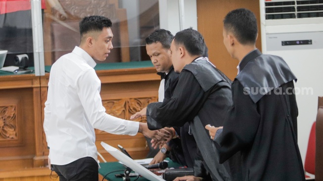 Terdakwa kasus penganiayaan David Ozora, Mario Dandy saat menjalani sidang tuntutan di Pengadilan Negeri Jakarta Selatan, Jakarta, Selasa (15/08/2023). [Suara.com/Alfian Winanto]