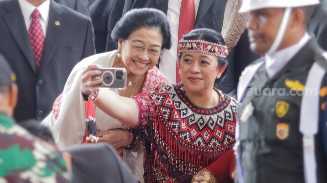 Presiden ke-5 Megawati Soekarnoputri (kiri) dengan dengan Putrinya Ketua DPR Puan Maharani (kanan) berswafoto usai Sidang Tahunan MPR di tempat Kompleks Parlemen, Senayan, Jakarta, Rabu (16/8/2023). [Suara.com/Alfian Winanto]