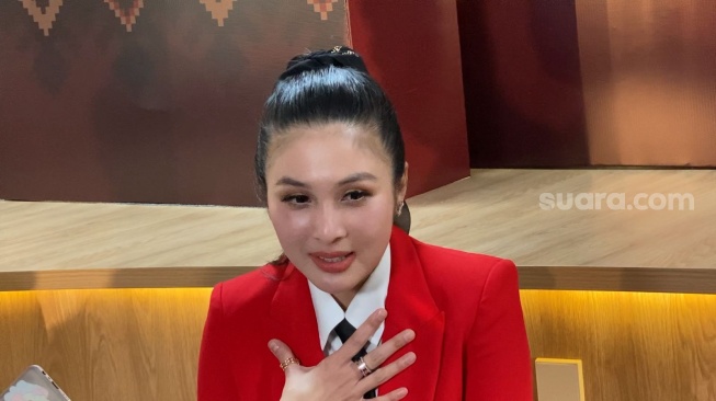 Sandra Dewi di kawasan Melawai, Jakarta Selatan, Rabu (16/8/2023). [Suara.com/Adiyoga Priyambodo]