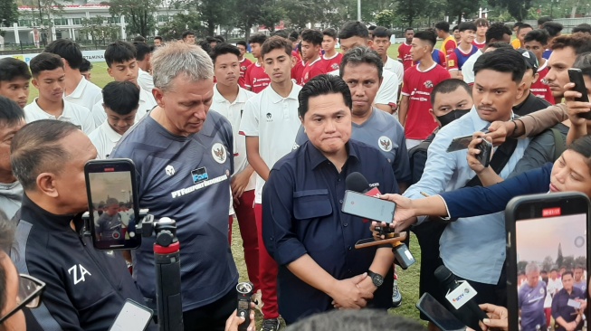 Ketua Umum PSSI Erick Thohir saat ditemui awak media di Lapangan A Senayan, Jakarta, Rabu (16/8/2023). (Suara.com/Adie Prasetyo Nugraha).