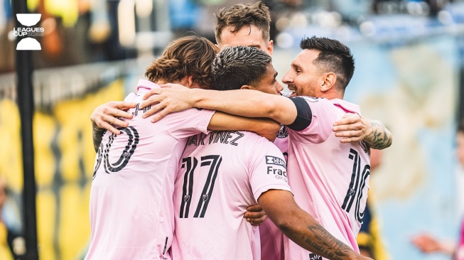 Lionel Messi melakukan selebrasi dengan rekannya setelah mencetak gol kedua timnya dalam laga semifinal Leagues Cup 2023 antara Philadelphia Union vs Inter Miami di Subaru Park, Chester, Rabu (16/8/2023) pagi WIB. [Twitter/@InterMiamiFC]