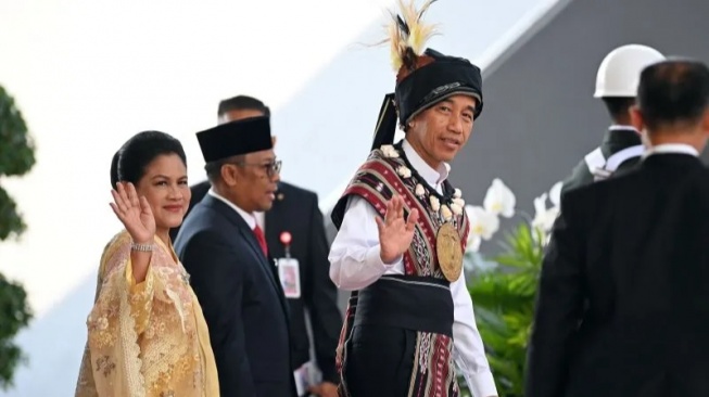 Presiden Joko Widodo (Jokowi) dengan baju adat Tanimbar Maluku bersama Iriana menghadiri agenda sidang tahunan MPR/DPR di Kompleks Parlemen, Senayan, Jakarta, Rabu (16/8/2023). [ANTARA/Aditya Pradana Putra]