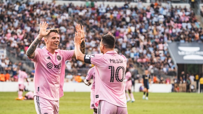 Lionel Messi melakukan selebrasi dengan rekannya setelah mencetak gol kedua timnya dalam laga semifinal Leagues Cup 2023 antara Philadelphia Union vs Inter Miami di Subaru Park, Chester, Rabu (16/8/2023) pagi WIB. [Twitter/@InterMiamiFC]