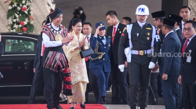 Presiden Joko Widodo bersama Ibu Negara Irian Joko Widodo saat menghadiri Sidang Tahunan DPR MPR dan Pidato Kenegaraan di Gedung Nusantara, Kompleks Parlemen, Senayan, Jakarta, Rabu (16/8/2023). [Suara.com/Alfian Winanto/Pool via Dokumentasi Parlemen]