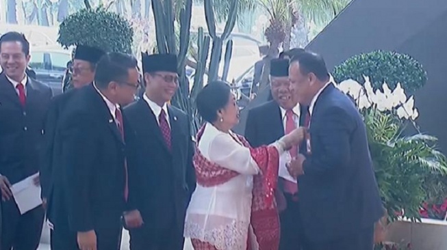 Momen Megawati Rapikan Dasi Firli Bahuri Saat Tiba Di Gedung Nusantara