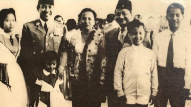 Presiden Sukarno bersama Sukarni dan keluarga