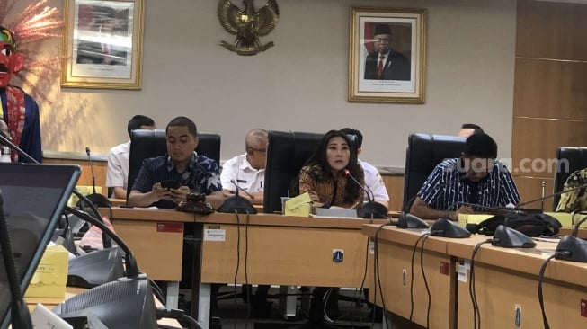 Anggota DPRD DKI Jakarta Viani Limardi (kedua dari kanan) minta maaf soal kelakar Pj Gubernur DKI Jakarta Heru Budi tiup polusi udara. (Suara.com/Dea)