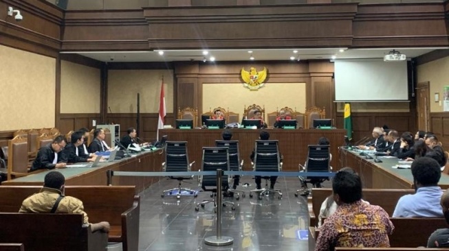 Lanjutan sidang perkara kasus korupsi yang menyeret Lukas Enembe. Pada persidangan kali ini, saksi yang dihadirkan adalah Kepala PUPR Papua Gerius One Yoman. [Suara.com/Yaumal]