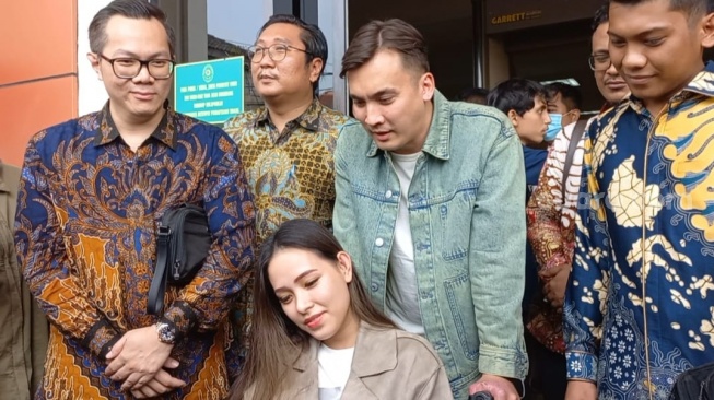 Rendy Kjaernett dan Lady Nayoan usai mediasi di Pengadilan Negeri Bekasi, Rabu (16/8/2023). [Suara.com/Tiara Rosana]