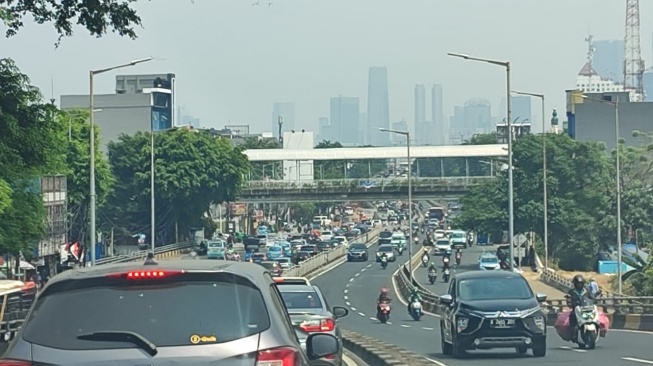 Kabut polusi udara di Jakarta pada Rabu (16/82023). [Suara.com/Chandra]