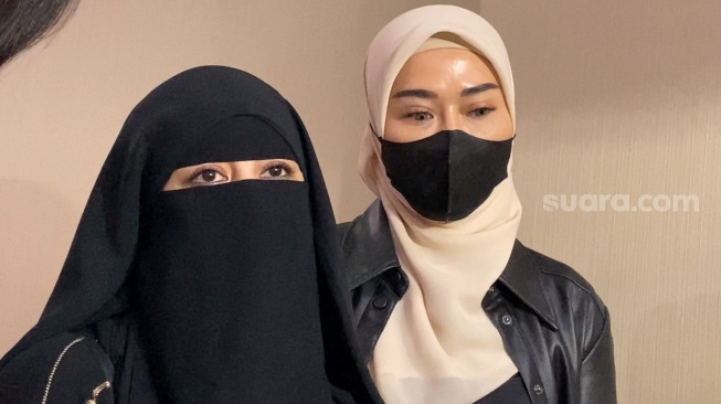 Umi Pipik dan Marissya Icha melaporkan Oklin Fia ke Polda Metro Jaya dalam kasus dugaan tindakan pornografi, Rabu (16/8/2023) malam. [Adiyoga Priyambodo/Suara.com]