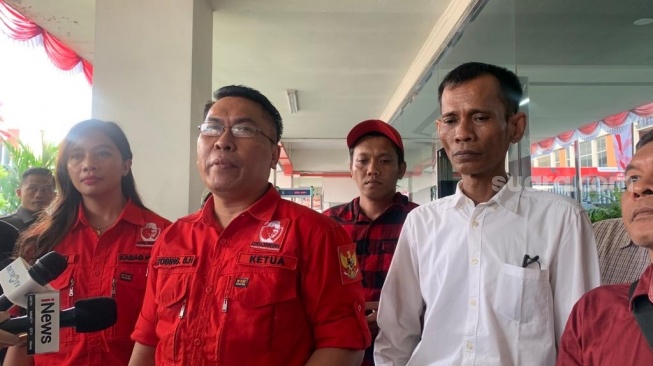 Ganjarian Spartan DKI Jakarta dan Masyarakat Pencinta Museum Indonesia (MPMI) saat melaporkan Ketum Partai Politik pendukung Prabowo ke Bawaslu. (Suara.com/Dea). 