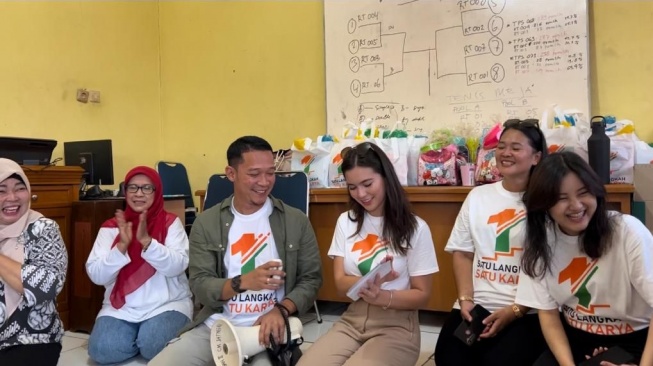 Karen Nijsen saat mengadakan program Komunitas Satu Langkah Satu Karya di kawasan Jatinegara, Jakarta Timur pada Selasa (15/8/2023). [dokumen pribadi]