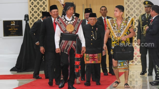 Presiden Joko Widodo bersama Wakil Presiden Ma'rud Amin saat menghadiri Sidang Tahunan DPR MPR dan Pidato Kenegaraan di Gedung Nusantara, Kompleks Parlemen, Senayan, Jakarta, Rabu (16/8/2023). [Suara.com/Alfian Winanto/Pool via Dokumentasi Parlemen]