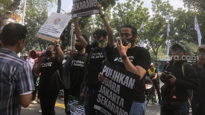 Koalisi Ibu Kota menggelar aksi damai di depan Balai Kota DKI Jakarta soal polusi udara. (Suara.com/Dea)