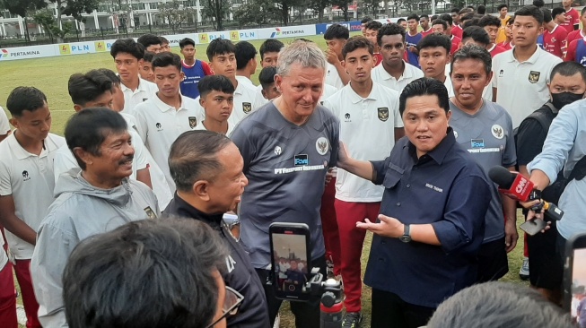 Ketua umum PSSI Erick Thohir bersama Frank Wormuth di Lapangan A Senayan, Jakarta, Rabu (16/8/2023). (Suara.com/Adie Prasetyo Nugraha).