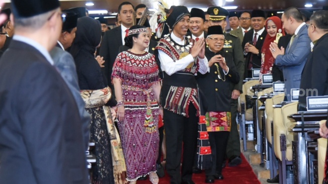 Presiden Joko Widodo (tengah) bersama Wakil Presiden Ma'ruf Amin (kanan) dan Ketua DPR RI Puan Maharani (kiri) saat menghadiri Sidang Tahunan DPR MPR dan Pidato Kenegaraan di Gedung Nusantara, Kompleks Parlemen, Senayan, Jakarta, Rabu (16/8/2023). [Suara.com/Alfian Winanto/Pool via Dokumentasi Parlemen]