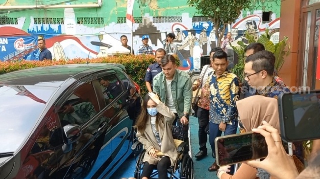 Rendy Kjaernett dan Lady Nayoan di Pengadilan Negeri Bekasi pada Rabu (16/8/2023). [Suara.com/Tiara Rosana]