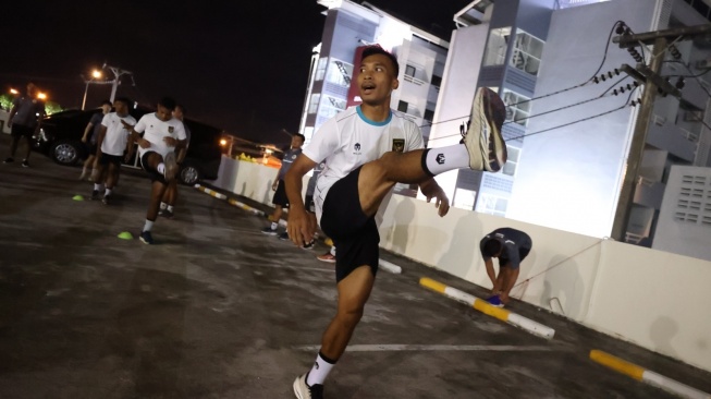 Pemain Timnas Indonesia U-23 Arkhan Fikri saat berlatih setelah tiba di Thailand untuk Piala AFF U-23 2023, Senin (14/8/2023) malam. [Dok. PSSI]