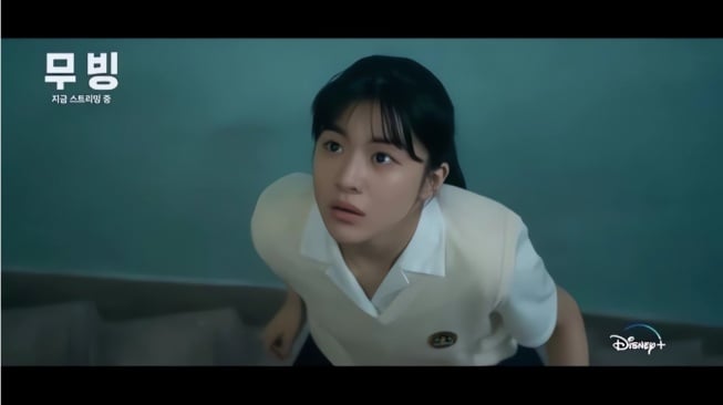 Jadi Anak Sekolah di Serial Moving, Go Yoon Jung Tunjukkan Kepiawaiannya dalam Akting di Usia 27 Tahun