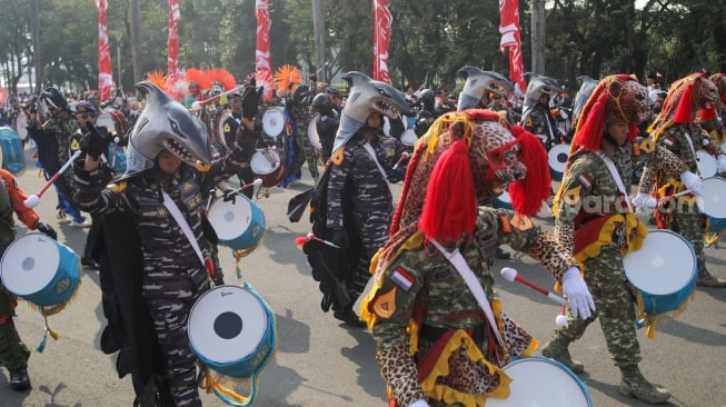 Pasukan marching band memeriahkan Kirab Bendera Pusaka menuju Istana Merdeka di Jakarta, Kamis (17/8/2023). [Suara.com/Alfian Winanto]