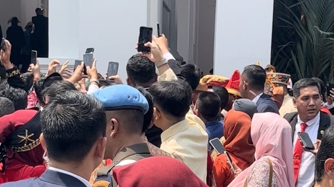 Pengamanan Sengaja Tidak Ketat, Jokowi Jadi Bahan Rebutan Selfie Masyarakat di Istana