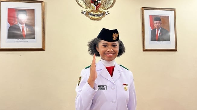 Sepatu Lepas Saat Bawa Baki Bendera di Istana Merdeka, Lilly Wenda: Gak Panik Sama Sekali