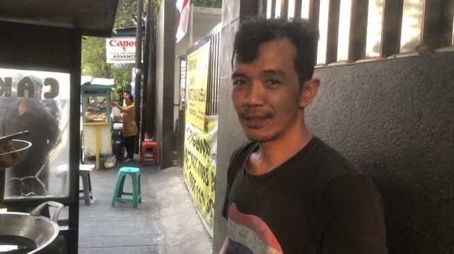 Udin penjaja cakwe di Jalan MH Thamrin, Jakarta. [Suara.com/Dea]