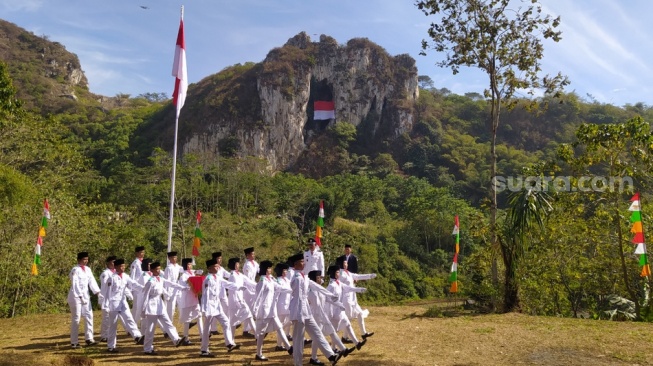 HUT Kemerdekaan RI ke-78, Bendera Merah Putih Raksasa Berkibar di Atas Tebing Hawu Bandung Barat