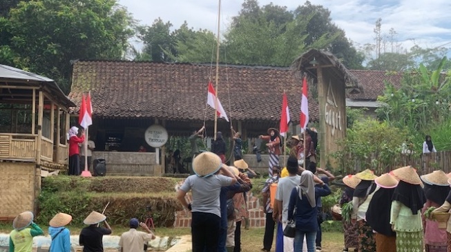 Unik! Petani di Banjarnegara Gelar Upacara Kemerdekaan Lengkap dengan Atribut