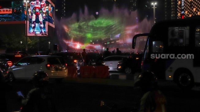 Pertunjukkan video mapping pada air mancur di Bundaran Hotel Indonesia, Jakarta, Kamis (17/8/2023). [Suara.com/Alfian Winanto]