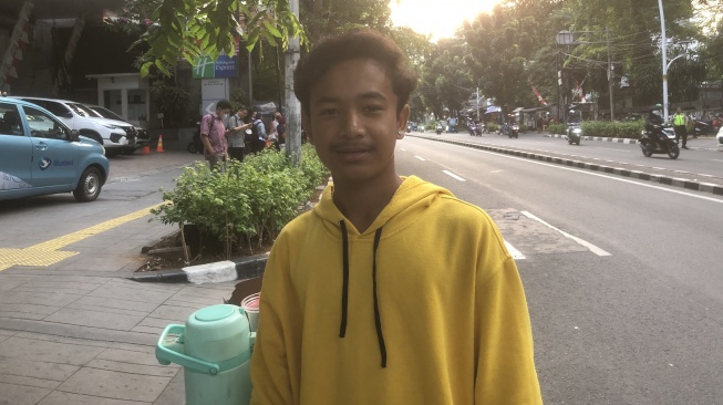 Suhel pedagang starling di Jalan Sudirman hingga Jalan MH Thamrin, Jakarta. [Suara.com/Dea]