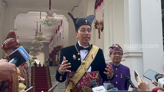 Bermula dari Baju Adat Ageman Songkok Singkepan Agung, Analis Meyakini Jokowi Merasa Jadi Raja