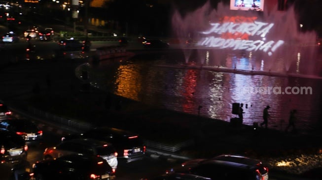 Pertunjukkan video mapping pada air mancur di Bundaran Hotel Indonesia, Jakarta, Kamis (17/8/2023). [Suara.com/Alfian Winanto]