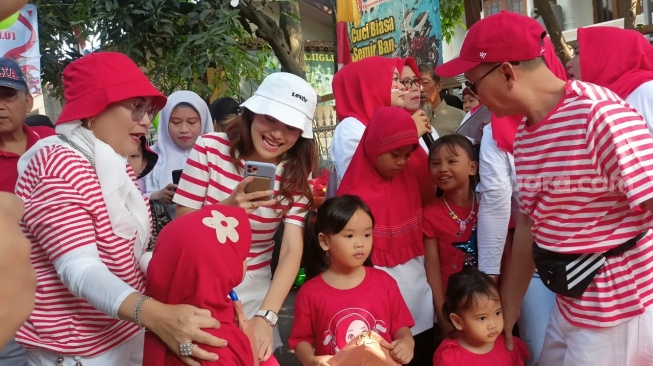 Ayu Ting Ting Bareng Ayah Ojak Keliling Kampung Nyanyi Lagu Hari